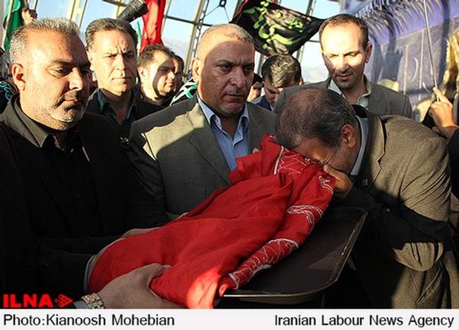 اهتزاز پرچم حرم حضرت ابوالفضل العباس(ع) در برج میلاد