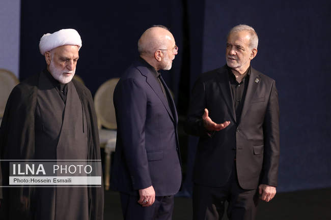 ادای احترام سران قوا و مسئولان نظام به پیکر آقای شهید ایران