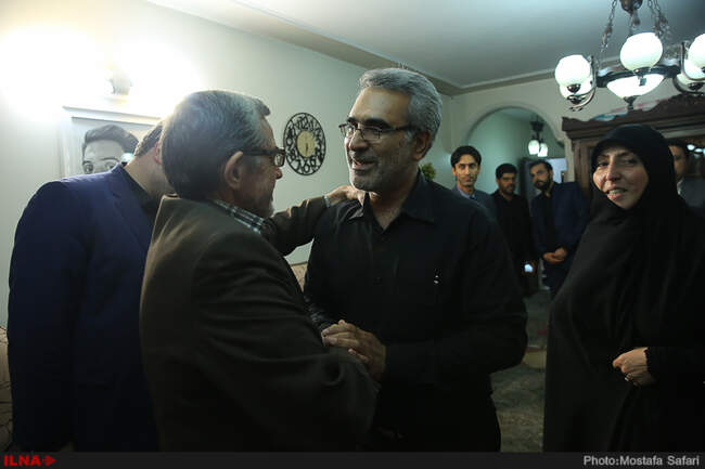 حضور فرید موسوی نماینده مجلس شورای اسلامی در منزل شهید آتش نشان فریدون علی تبار