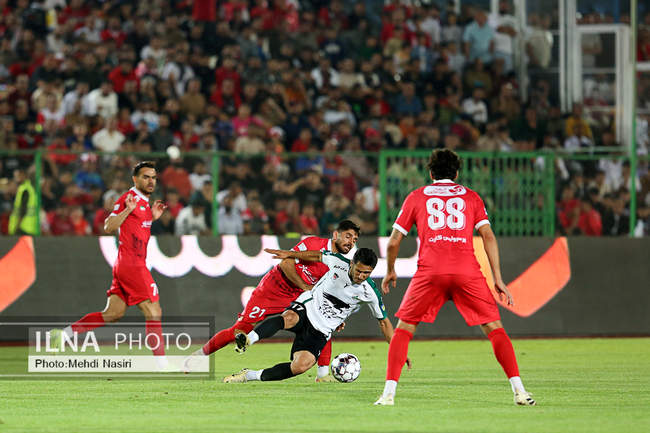 دیدار تیمهای فوتبال پرسپولیس تهران و ذوب آهن اصفهان
