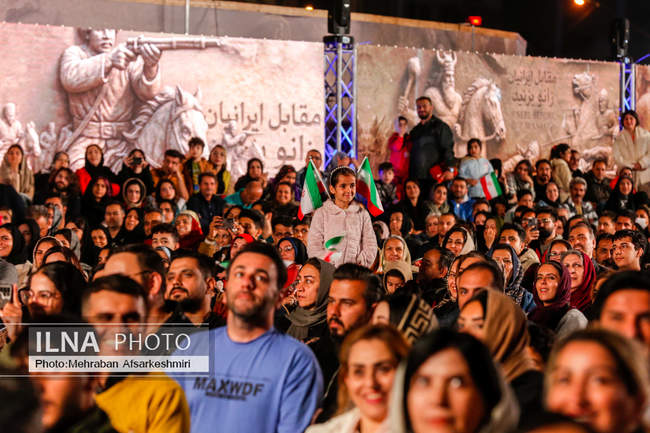 رونمایی از مجسمه «زانو زنندگان برابر ایران»