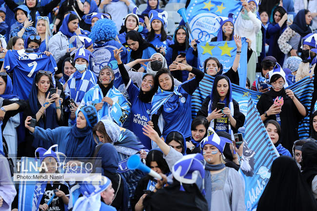تصاویری از اولین حضور بانوان در لیگ برتر فوتبال  در ورزشگاه آزادی