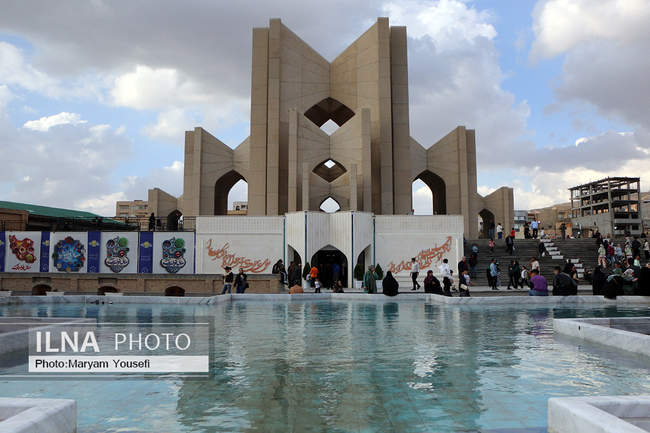 گردشگران نوروزی در مقبره الشعرا تبریز