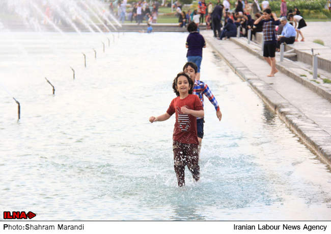  آب‌ بازی کودکان در میدان امام اصفهان