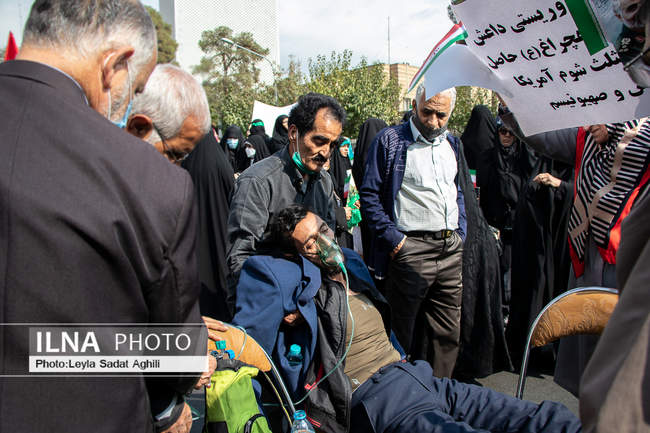 تجمع خانواده شهدا و ایثارگران مقابل سفارت آلمان 