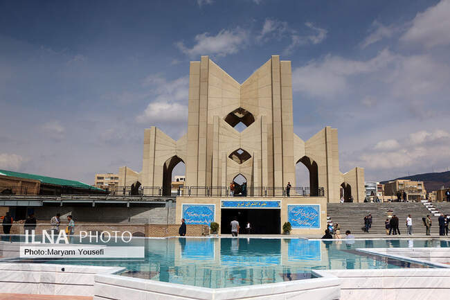 گردشگران نوروزی در مقبرةالشعرا