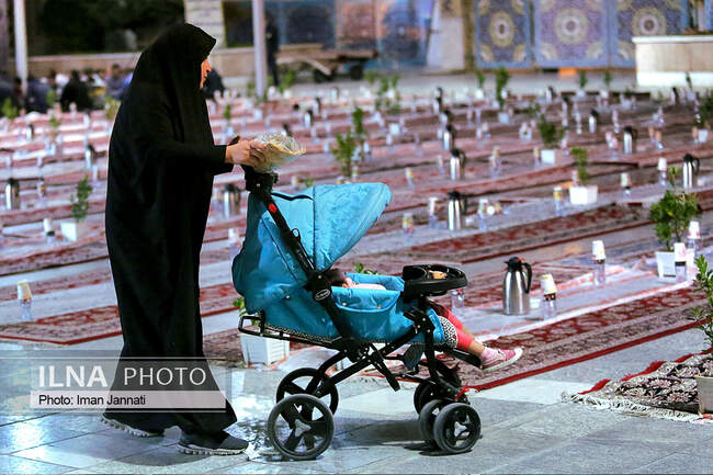 پذیرایی افطار از زائران در ورودی حرم امام رضا(ع)