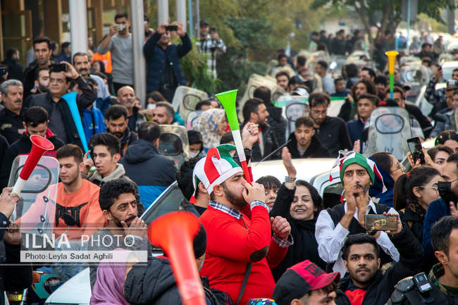 شادی مردم تهران پس از پیروزی تیم ملی فوتبال ایران