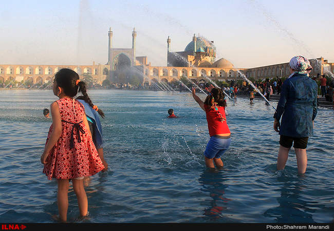 آب بازی کودکان در میدان امام اصفهان