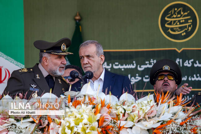 مراسم رژه روز ارتش با حضور رئیس جمهور