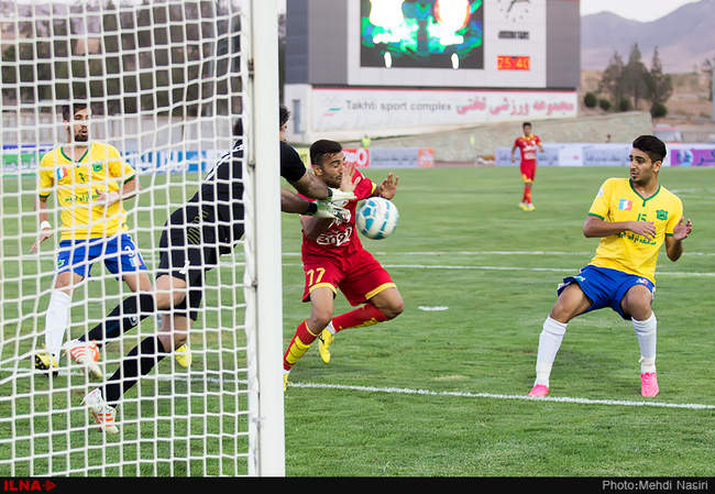 مسابقه فوتبال بین دوتیم نفت تهران و صنعت نفت آبادان