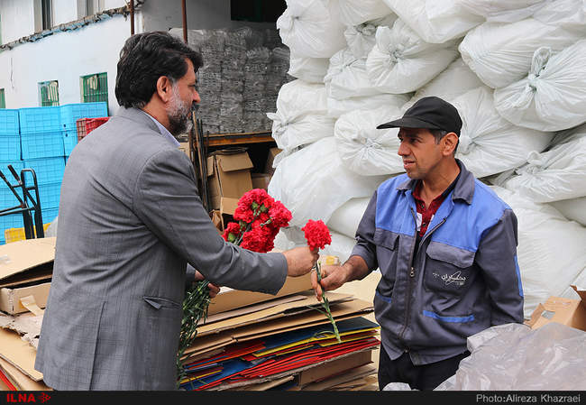 بازدید هیئت اجرایی خانه کارگر شرق تهران از کارخانجات و اهدای گل به کا