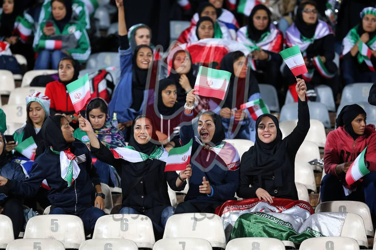 قابی جالب از اثر حضور بانوان در آزادی؛ به این زنان احترام بگذارید (عکس)