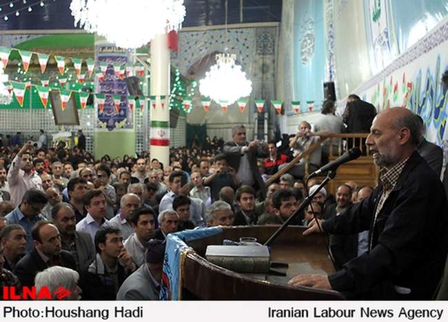وزیر کار به همراه دبیر کل خانه کارگر در اجتماع بزرگ کارگران حاضر در ح