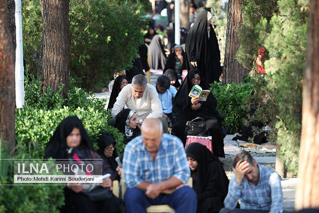دعای عرفه در گلستان شهدای اصفهان