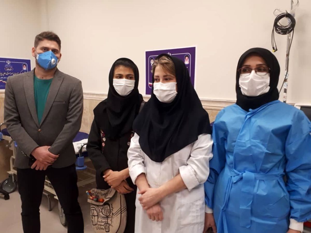 تزریق واکسن کرونا به چهار تن از کادر ICU مرکز آموزشی درمانی رازی رشت