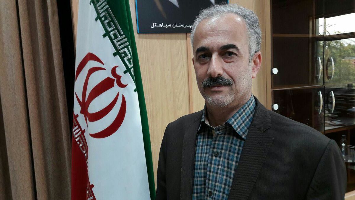 تلاش 17 تیم برای وصل برق سه روستای شهرستان/ بارش 2 متری برف در برخی از محورها