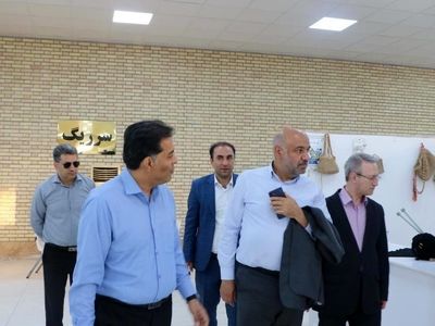 بازدید وزیر کار از بازارچه مشاغل خانگی بندرعباس