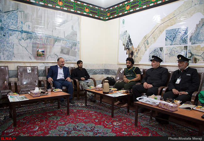 اهداء پرچم حرم امام رضا (ع) به موکب های مستقر در مهران