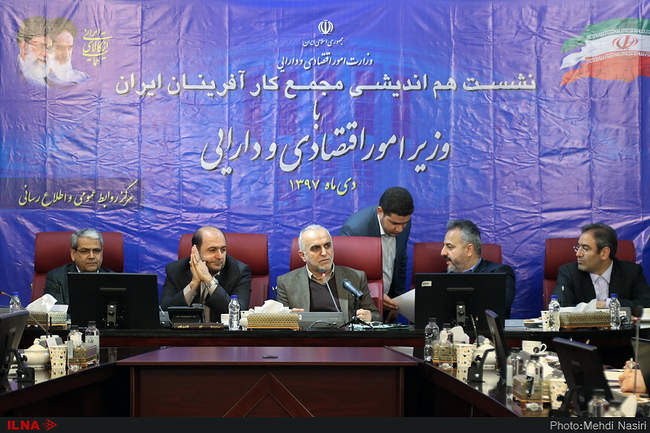 نشست هم اندیشی مجمع کارآفرینان با وزیر اقتصاد و دارایی 