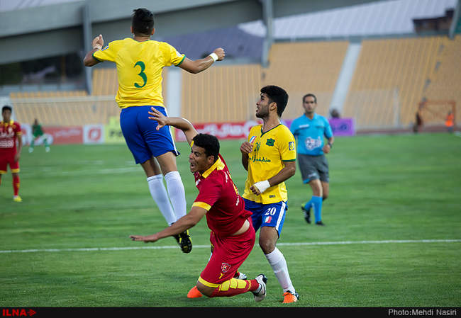 مسابقه فوتبال بین دوتیم نفت تهران و صنعت نفت آبادان
