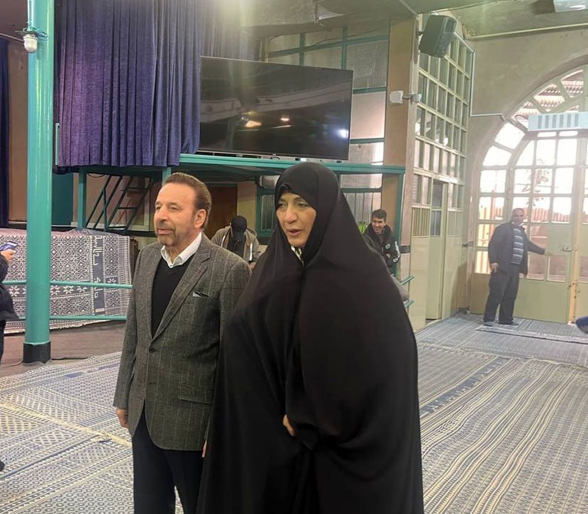 حضور واعظی و همسرش در حسینیه جماران