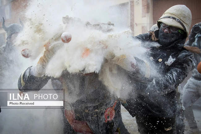 جشنواره نبرد خیابانی با آرد و تخم مرغ در اسپانیا 