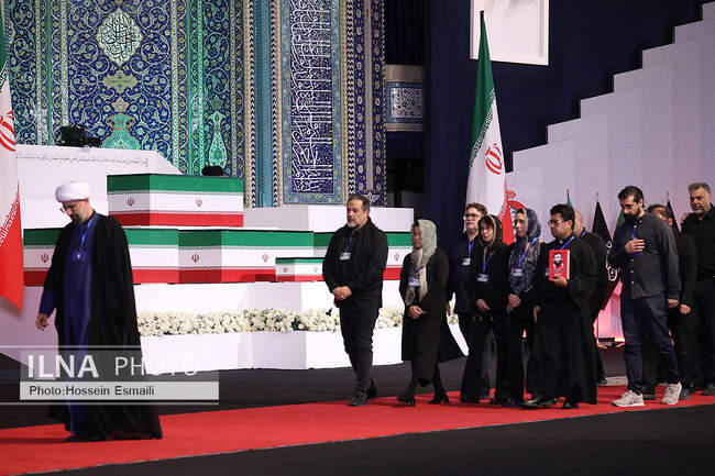 ادای احترام مهمانان و مسئولان خارجی به پیکر امام شهید/1
