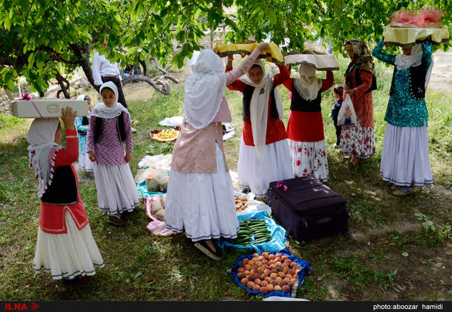 مراسم عیدی بران (بردن هدیه برای نوعروس) در روستاهای گیلان‎