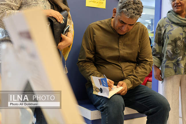 آیین رونمایی از کتاب «اکو دختر دودها» اثر علی آموخته‌نژاد در بندرعب