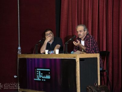 وقتی یک جنبش و انقلاب تبدیل به نهاد و نظام می‌شود، رنگ عوض می‌کند