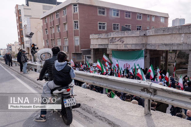تجمع اعتراضی  روز گذشته کادر درمان مقابل بیمارستان گاندی