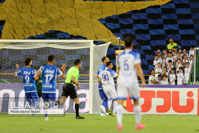 دیدار تیمهای فوتبال استقلال تهران و ملوان بندرانزلی