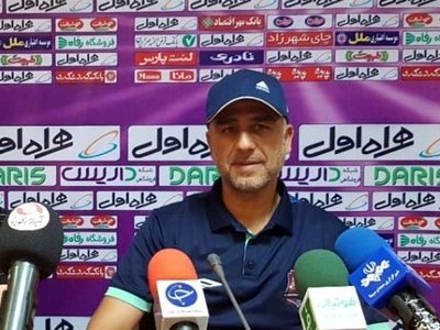بادامکی: تیمی اینگونه به استقلال فشار نیاورده بود/ پزشک به مهاجری اجازه نشستن روی نیمکت نداد