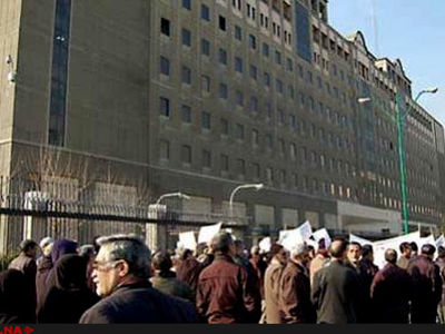 تجمع کارکنان اداره برق؛ بازنشستگان و معلمان مقابل مجلس