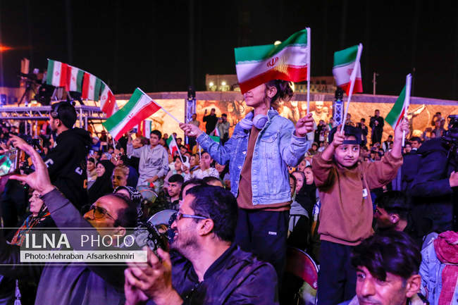 رونمایی از مجسمه «زانو زنندگان برابر ایران»