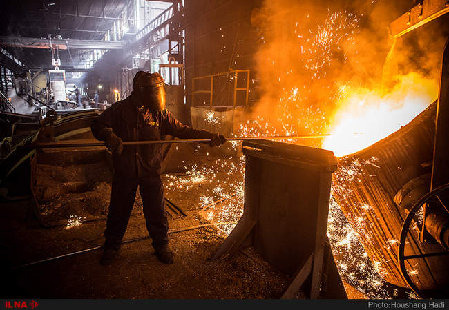 سایه های خمیده کارگران را دریابیم