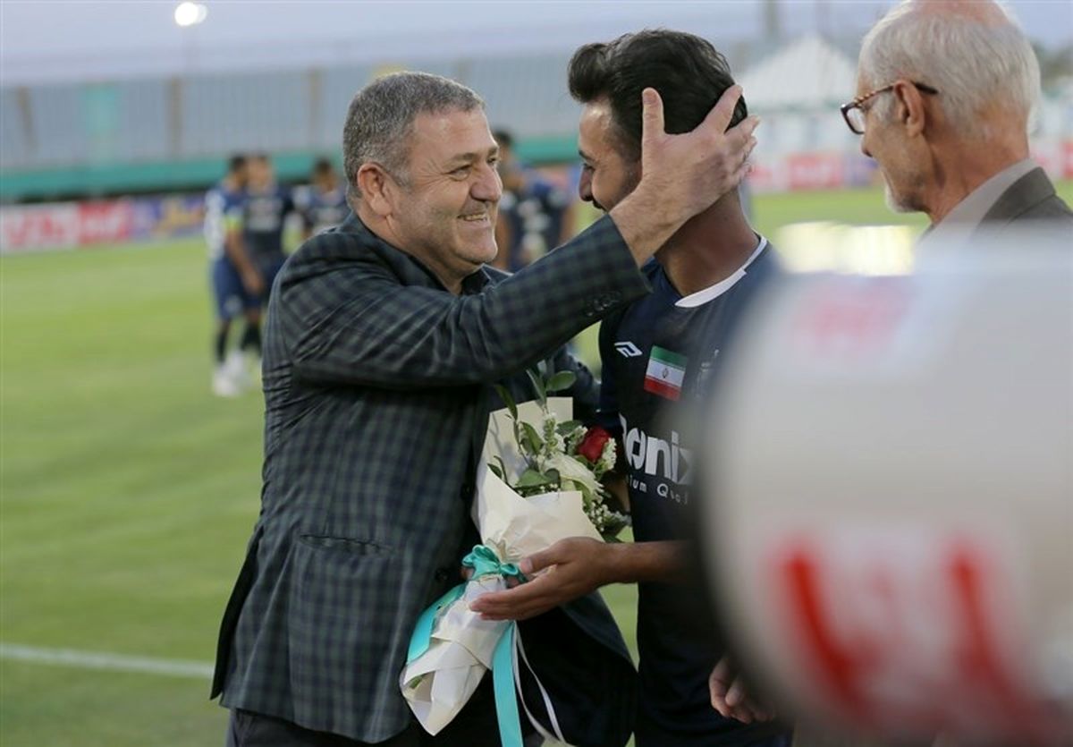  رجائیان: برای پرسپولیس باید 4 بار چمن ورزشگاه انقلاب را کوتاه می‌کردند/ یک شکل نبودن ورزشگاه‌ها چالشی برای مربیان است 