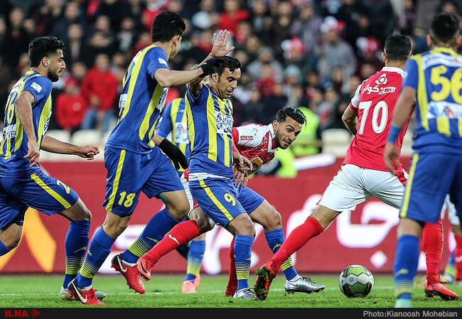 دیدار تیم های فوتبال پرسپولیس تهران و گسترش فولاد تبریز