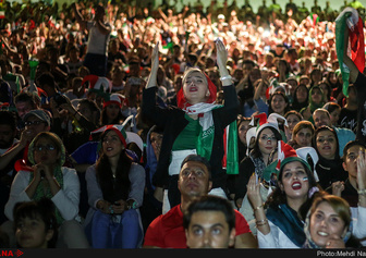 افراد با پخش زنده بازیها از تلویزیون تحریک نمیشوند/ تنها به ۱۰۰ نفر پیامک زدیم/حضور زنان در ورزشگاهها را «من و تو» و «بیبیسی» مطرح کردند + تصویر