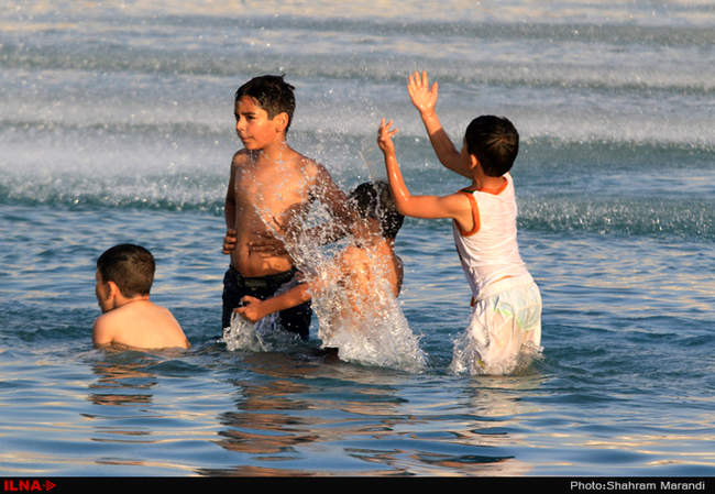 آب بازی کودکان در میدان امام اصفهان