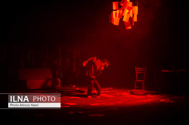 نمایش «موش‌ها و آدم‌ها» در تئاتر شهر قزوین 