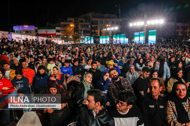 رونمایی از مجسمه «زانو زنندگان برابر ایران»