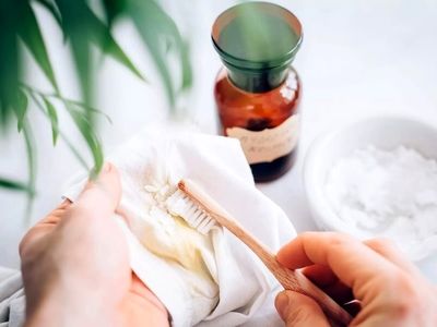 نحوه پاک کردن لکه روغن از روی لباس 