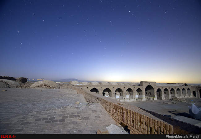 نمای شبانه کاروانسرای دیر گچین، بزرگترین کاروانسرای خشتی گچی ایران 