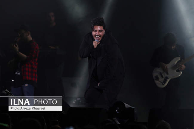 کنسرت آرون افشار در سی و پنجمین جشنواره بین المللی موسیقی فجر