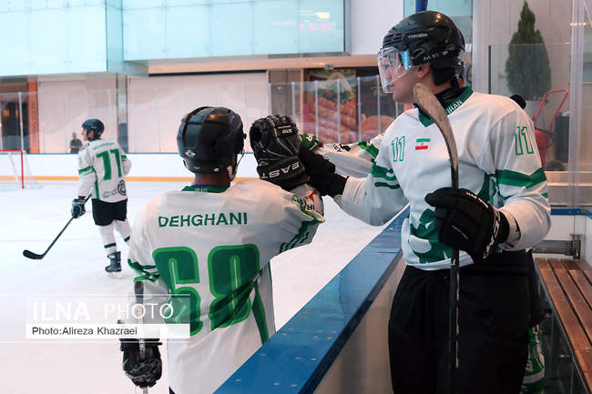 مسابقات هاکی رو یخ