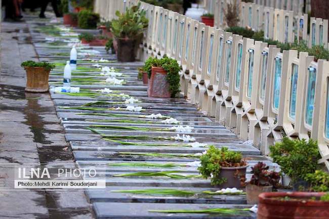 غبار روبی و گل افشانی گلستان شهدای اصفهان