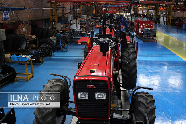 بازدید رییس کل بانک‌مرکزی از مجموعه تراکتورسازی ایران