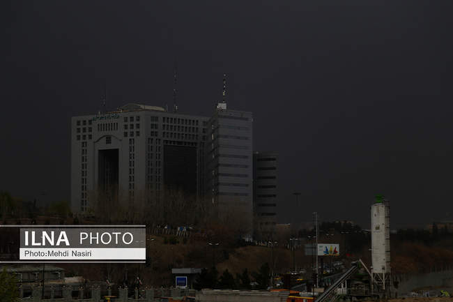  آسمان سیاه تهران پس از حمله به انبارهای نفتی